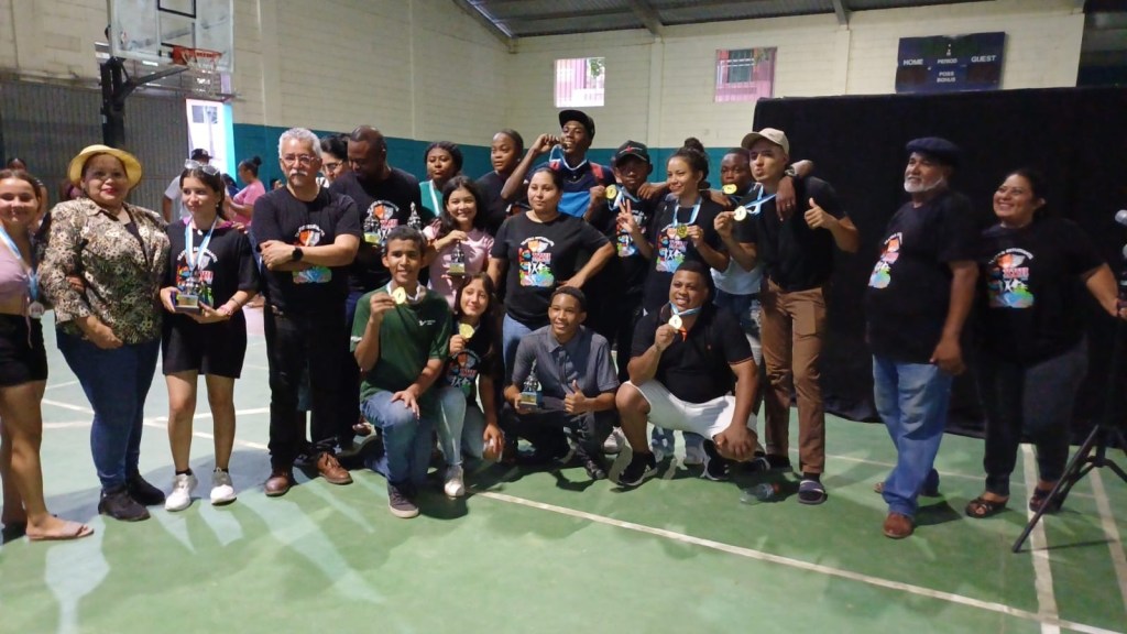 Lucha titánica por el teatro en&nbsp;Roatán