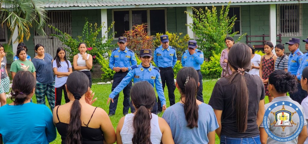 Niños y niñas en vulnerabilidad son visitados por la Policía Nacional de&nbsp;Honduras