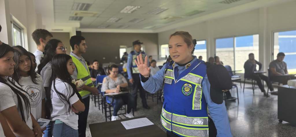 Más de 40 jóvenes participan en charla sobre prevención de accidentes de&nbsp;tránsito