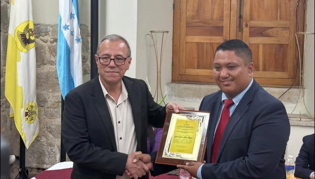 APPC reconoce la trayectoria del periodista Juan César Díaz Girón con prestigioso&nbsp;galardón